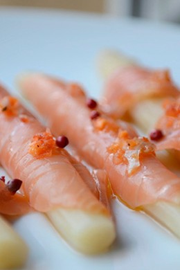 esparragos-blancos-con-salmon - Restaurante El Cruce - Alcalá del Júcar